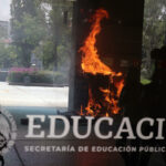 Maestros de la CNTE dan portazo e irrumpen en sede de la SEP