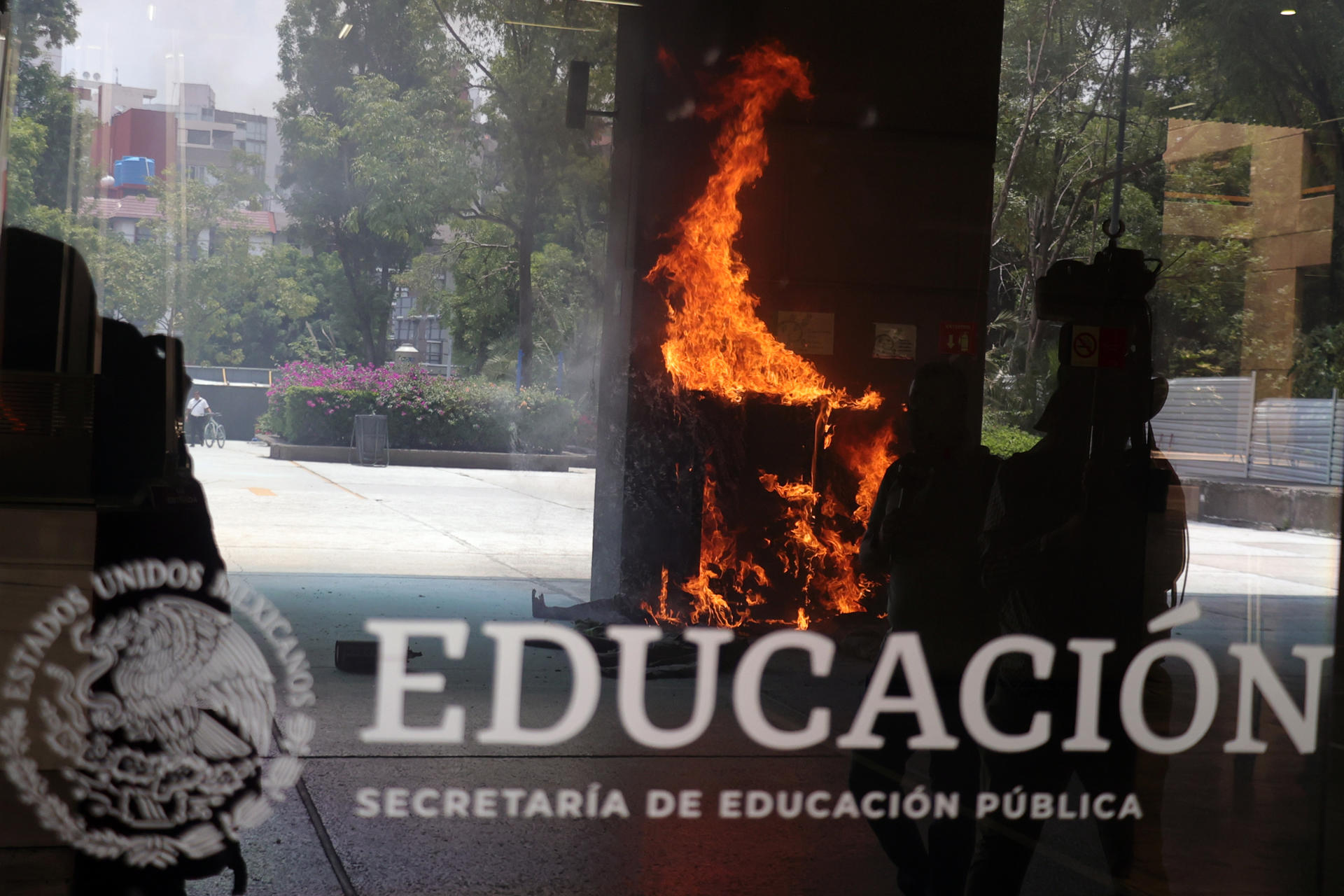 Maestros de la CNTE dan portazo e irrumpen en sede de la SEP