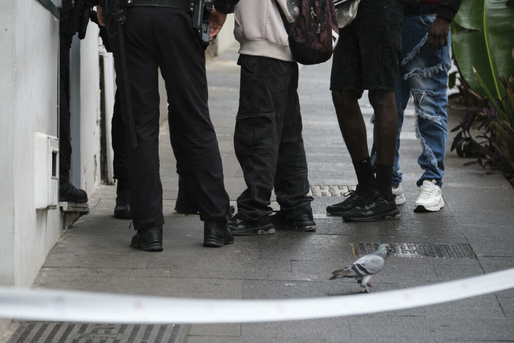Arrestan a 48 trabajadores y 2 jefes en redada migratoria en empresa en Carolina del Sur