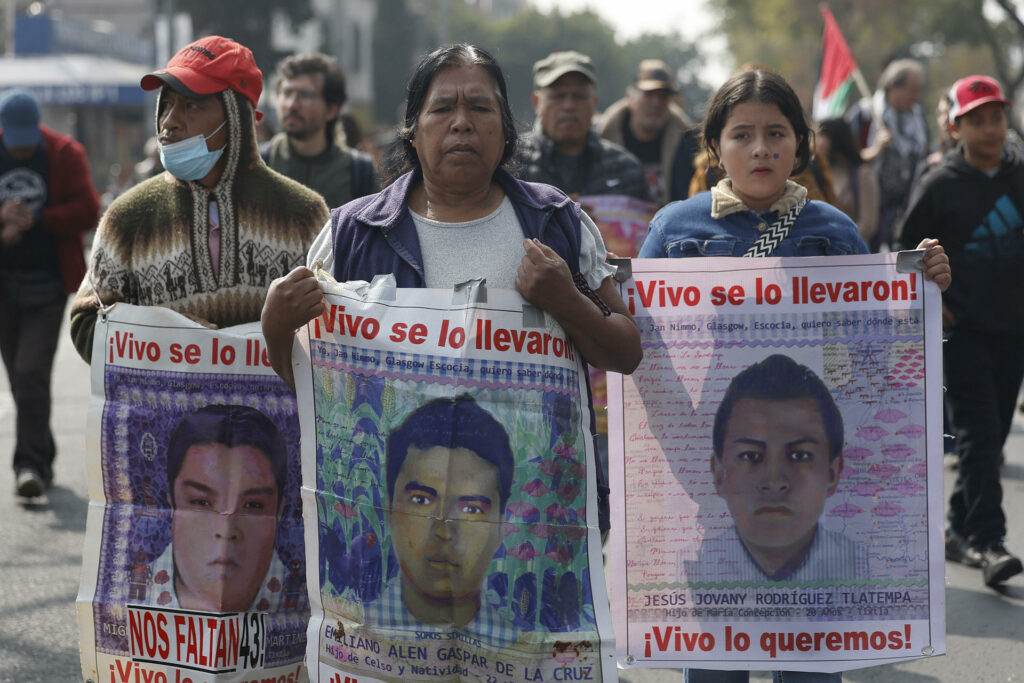 Padres de Ayotzinapa exigen retomar investigación de los 43 a doce años de su desaparición