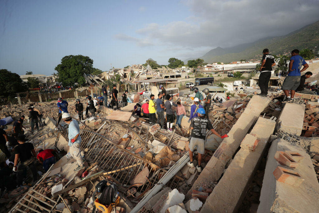 Se elevan a mil 430 muertos por el doble terremoto en Venezuela