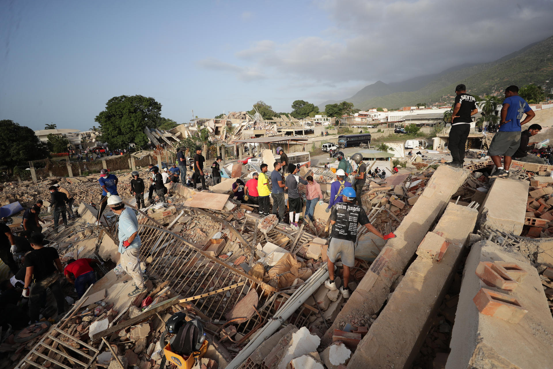 Se elevan a mil 430 muertos por el doble terremoto en Venezuela
