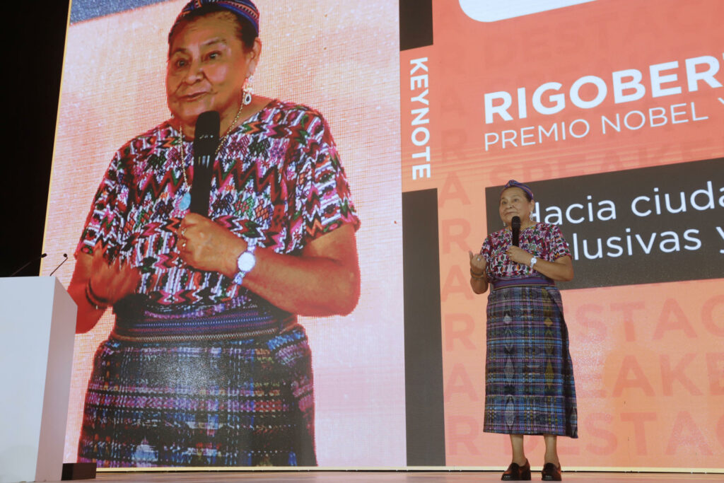Rigoberta Menchú llama a poner a las personas en el centro de las ciudades inteligentes - 2debbb7ae752a8e8018eadbf88ec4e7083c8bc2bw-1024x683