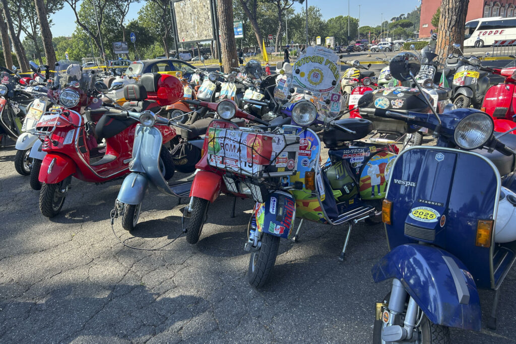 Apasionados de la Vespa llegan a Roma desde todo el mundo para celebrar sus 80 años - 2ef74b12a5d375f217cc349e37ef6f69950f7d90w-1024x683