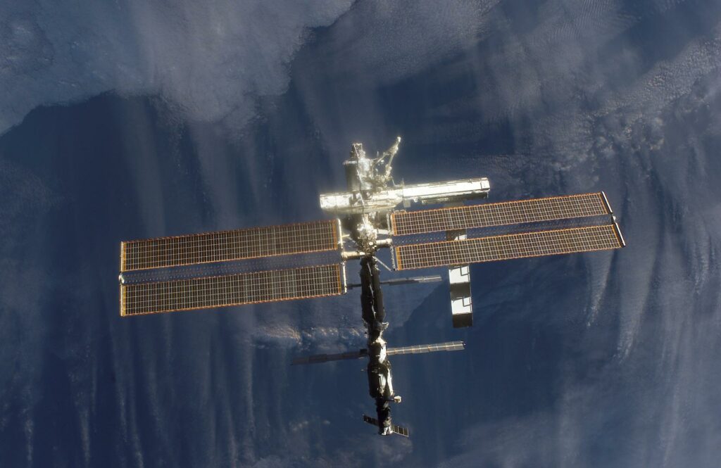 Una fuga en la EEI mantiene en alerta a astronautas en este histórico laboratorio orbital