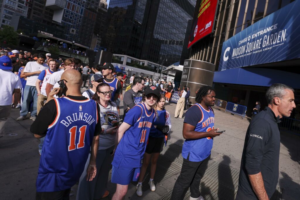 Nueva York se blinda y reúne a miles de aficionados en Bryant Park para Finales de la NBA - 4afda01bb727f1be0462cbf51f6afc5a87acdf08w-1024x683