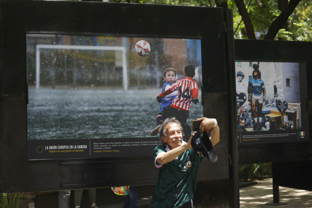Una exposición fotográfica retrata vínculo futbolero entre México y la Unión Europea - 4cf9290572c9d83cfd1a8d0b9f7fd702c22d0f3dw-1024x683
