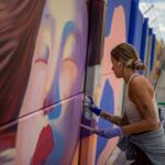 Artistas pintan en aerosol un muro de 700 metros en Praga