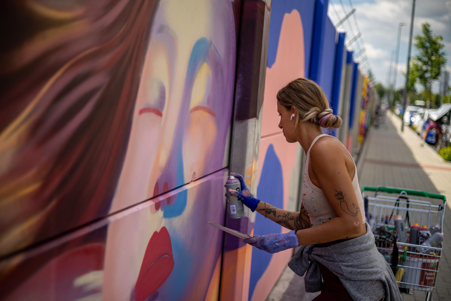 Artistas pintan en aerosol un muro de 700 metros en Praga