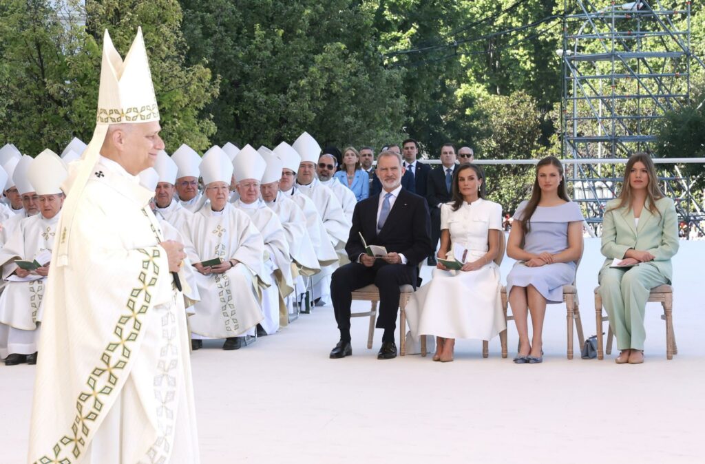 Una marea multicultural se congrega alrededor del papa en su primera misa en España
