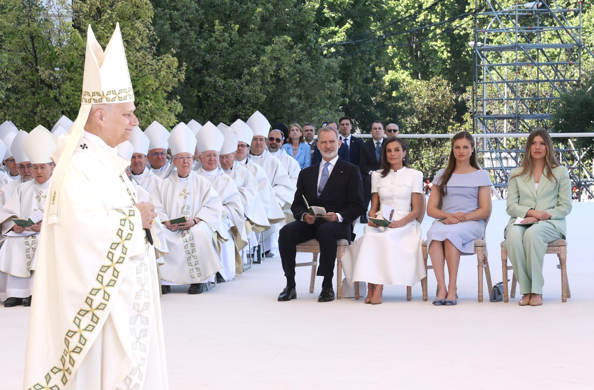 Una marea multicultural se congrega alrededor del papa en su primera misa en España