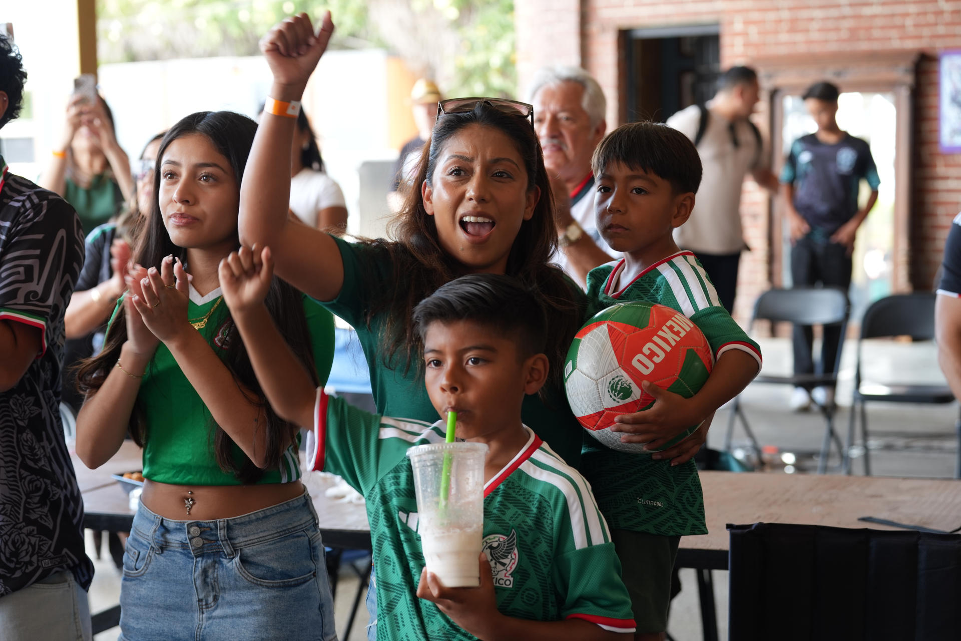 “Sufrimos juntos y ganamos juntos”: la afición mexicana desata la fiesta en Los Ángeles
