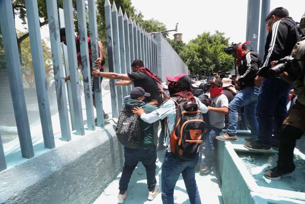 Maestros de la CNTE dan portazo e irrumpen en sede de la SEP - 863114b28616a1c8f04729223849ee339dc9da22w-1024x683