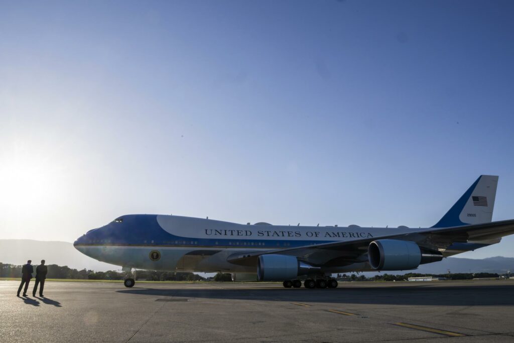 Trump desvela el nuevo Air Force One, un Boeing de lujo con los colores de la bandera