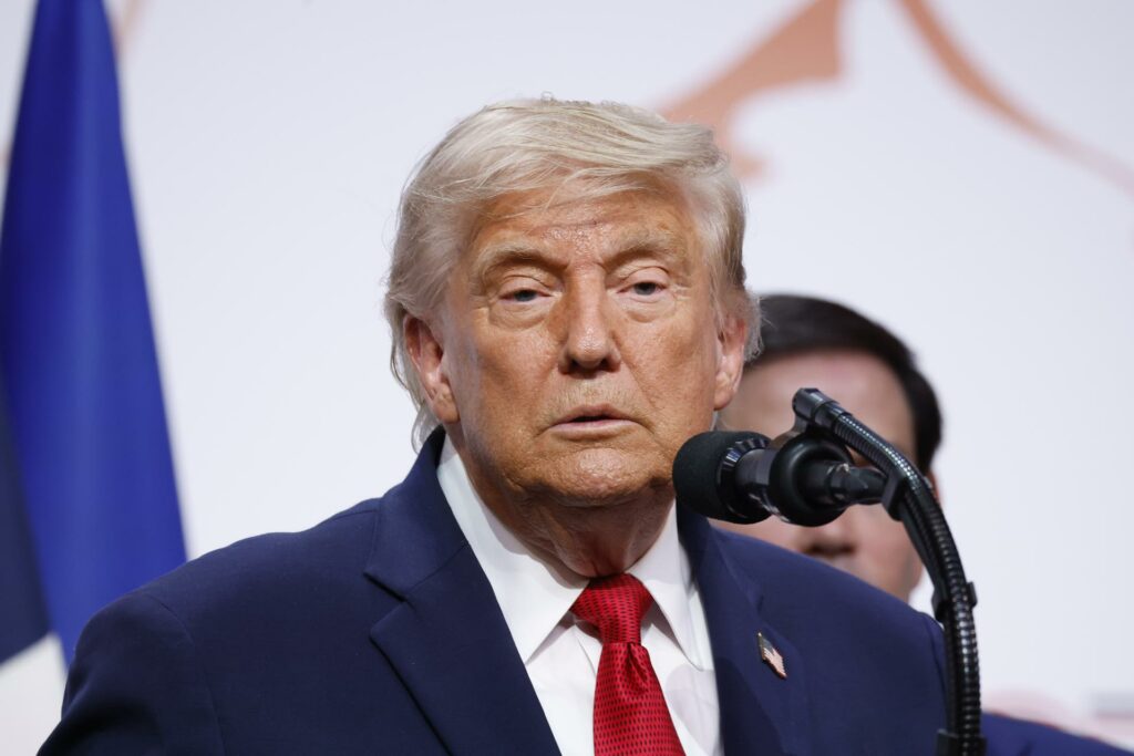 Trump insiste en que los cárteles controlan México y dice que Sheinbaum está “muy asustada”