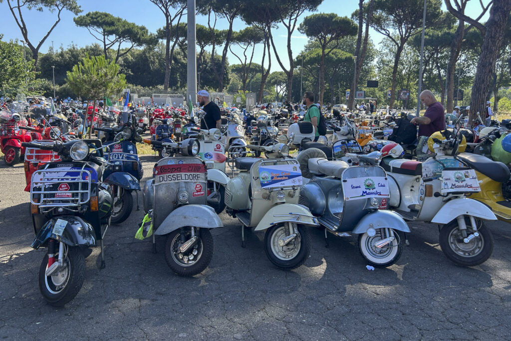 Apasionados de la Vespa llegan a Roma desde todo el mundo para celebrar sus 80 años