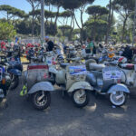 Apasionados de la Vespa llegan a Roma desde todo el mundo para celebrar sus 80 años