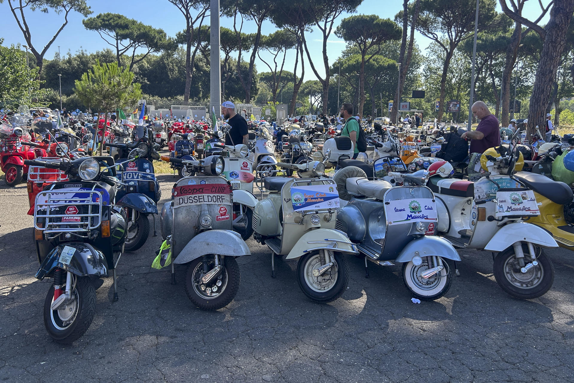 Apasionados de la Vespa llegan a Roma desde todo el mundo para celebrar sus 80 años