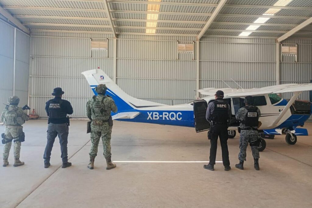 Aseguran aeronave con cargamento de cocaína y armamento en Mexicali, Baja California