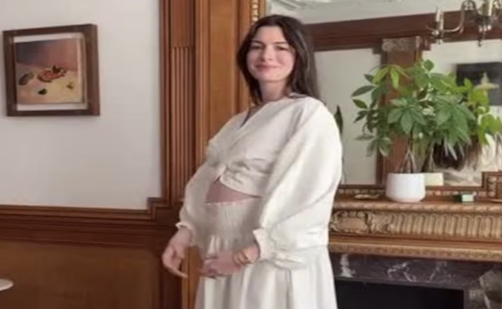 Anne Hathaway revela su tercer embarazo con emotivo video - anne-hathaway-revela-su-tercer-embarazo-con-emotivo-video-1024x631