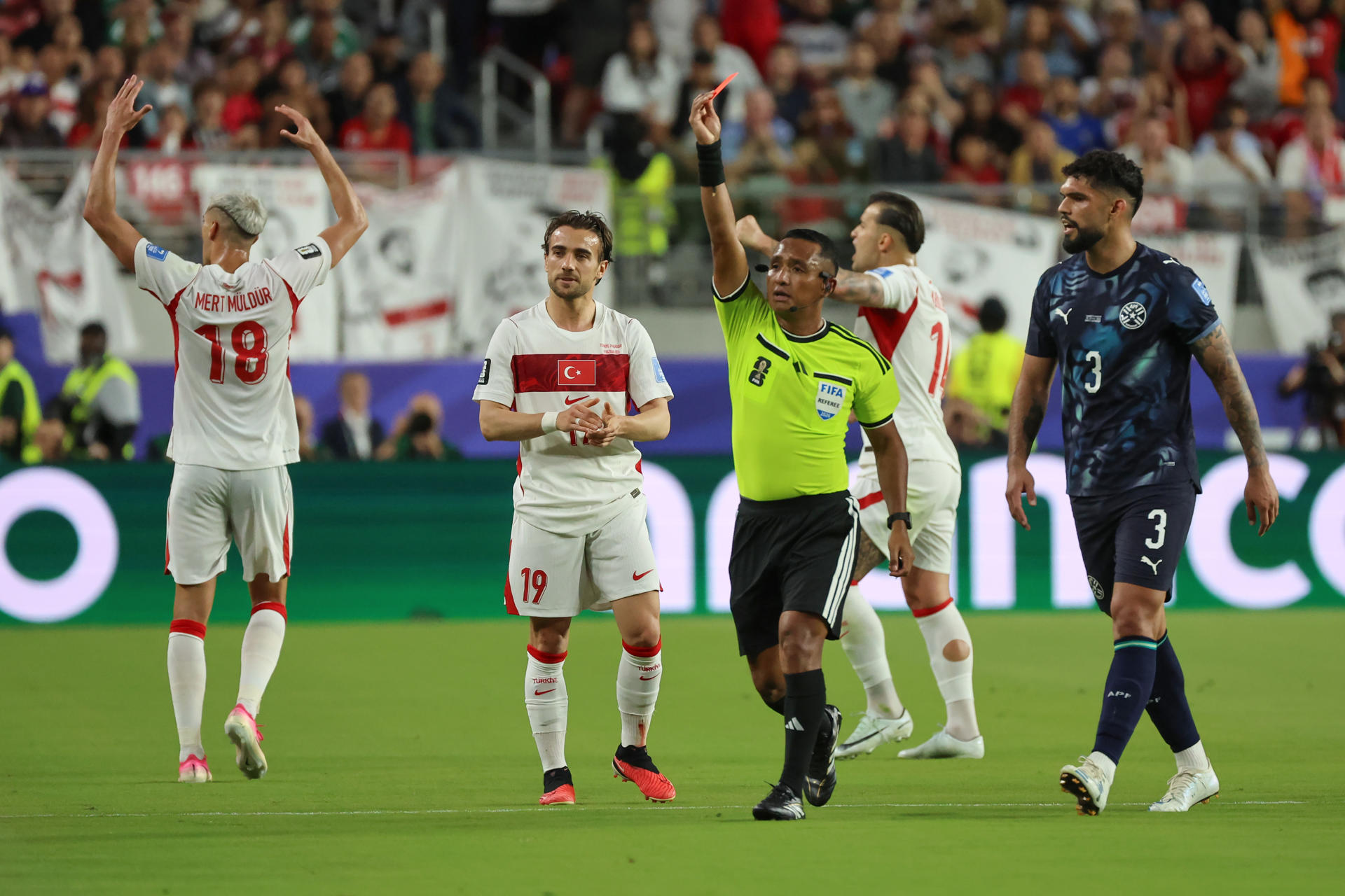 FIFA revoca acreditación a periodista paraguayo por ofensas al árbitro FIFA revoca acreditación a periodista paraguayo por ofensas al árbitro