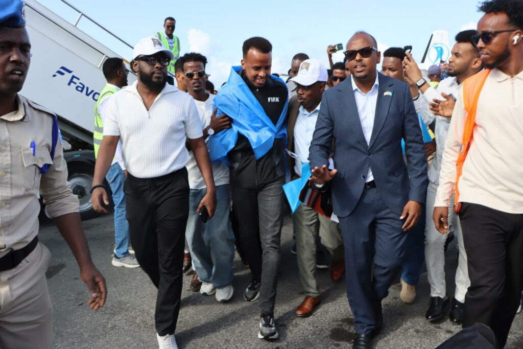 Mundial 2026: Árbitro vetado por EE.UU. es recibido como un héroe a su regreso a Somalia
