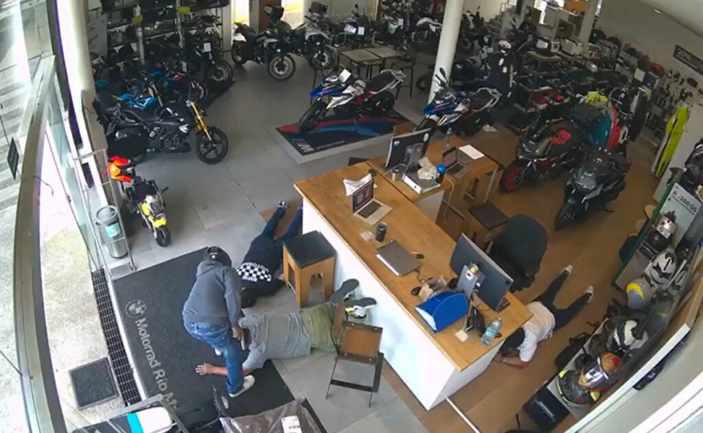 Video: Asaltan agencia de motos en Cuernavaca; amagaron a empleados con arma