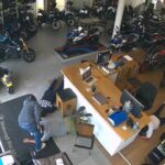 Video: Asaltan agencia de motos en Cuernavaca; amagaron a empleados con arma