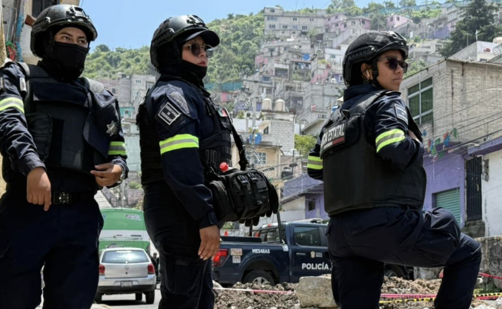 Balean a dos hombres dentro de una unidad de transporte público en Tlalnepantla