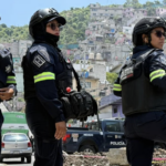 Balean a dos hombres dentro de una unidad de transporte público en Tlalnepantla