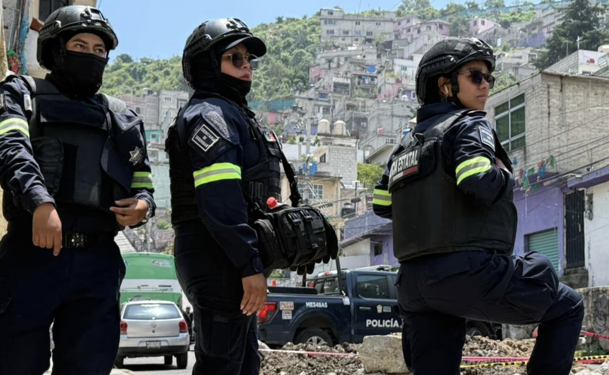 Balean a dos hombres dentro de una unidad de transporte público en Tlalnepantla