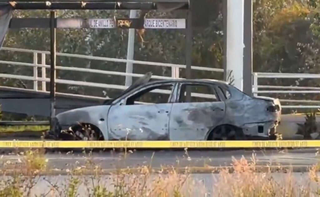 Incendian auto en Periférico Ecológico de Puebla; hallan dos cuerpos dentro