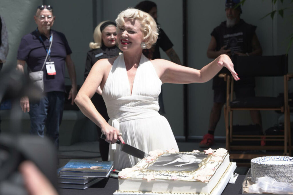 Rosas, pastel y cine: Hollywood celebra el legado de Marilyn Monroe