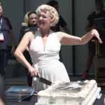 Rosas, pastel y cine: Hollywood celebra el legado de Marilyn Monroe