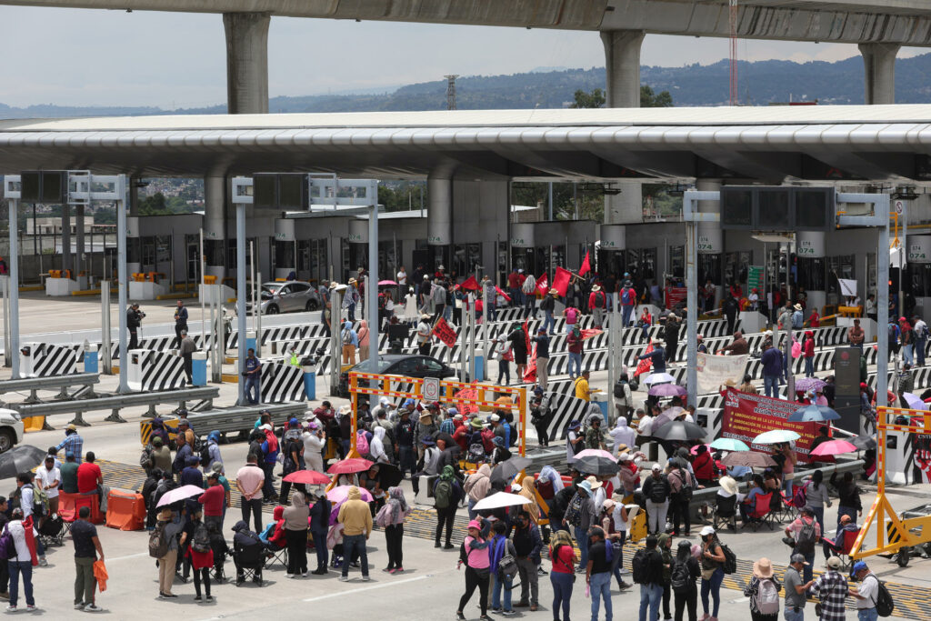Propone gobierno de México fortalecer el sistema de pensiones, pero maestros de la CNTE continúan con protestas