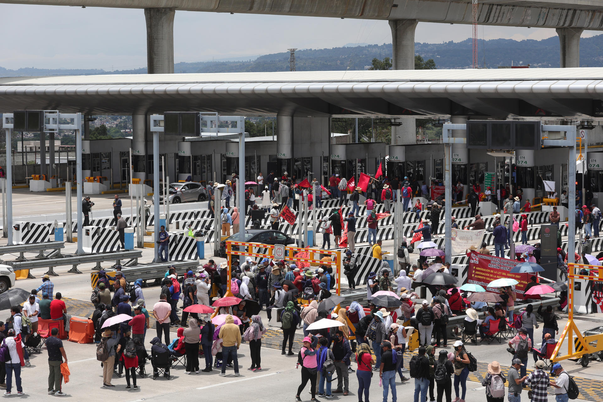 Propone gobierno de México fortalecer el sistema de pensiones, pero maestros de la CNTE continúan con protestas