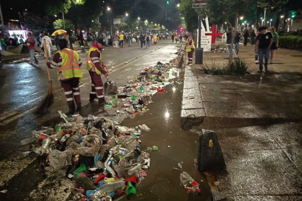 Retiran 40 toneladas de basura en el Zócalo y el Ángel de la independencia tras triunfo de México ante Corea del Sur