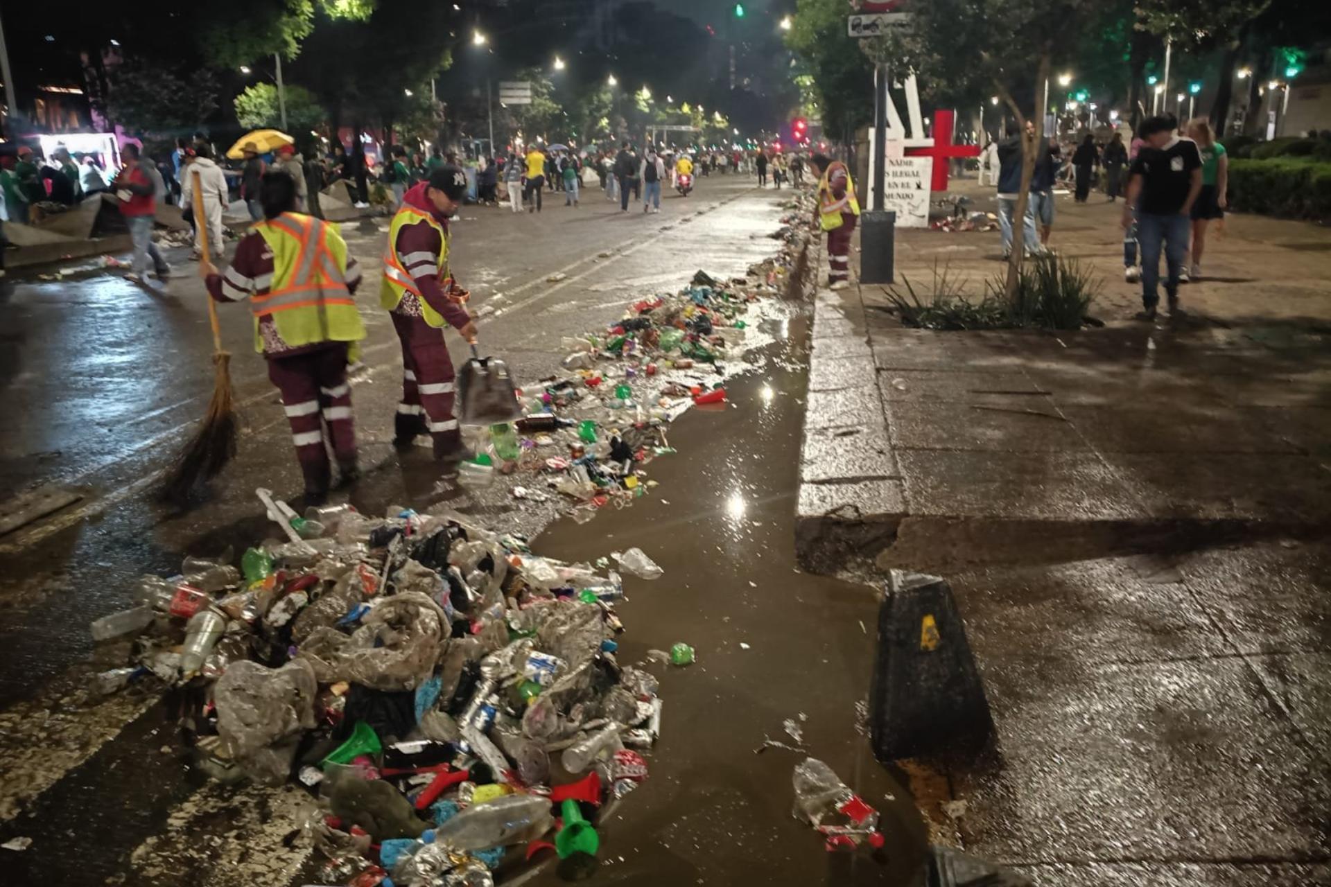 Retiran 40 toneladas de basura en el Zócalo y el Ángel de la independencia tras triunfo de México ante Corea del Sur