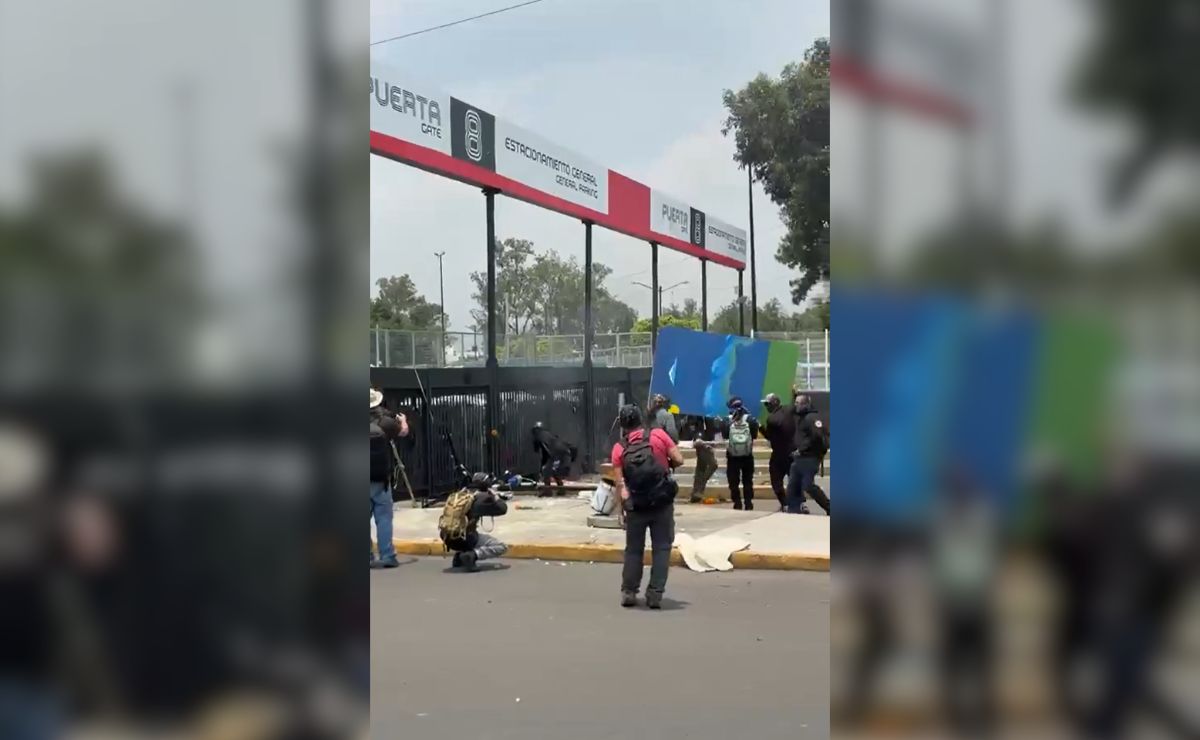Bloque Negro intenta irrumpir en el Estadio CDMX; se enfrenta con policías Bloque Negro intenta irrumpir en el Estadio CDMX; se enfrenta con policías