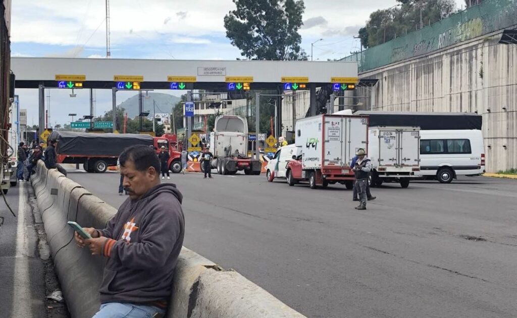 Transportistas bloquean la México-Pachuca; líderes se reúnen con Omar García Harfuch