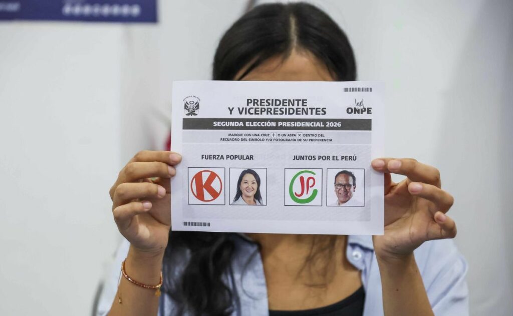 Perú vota para elegir entre Fujimori y Sánchez a su noveno presidente en diez años
