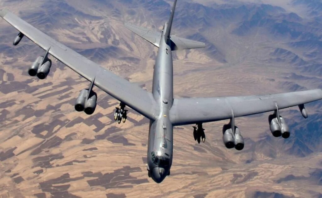 Video: Se estrella un bombardero estadounidense B-52 en California