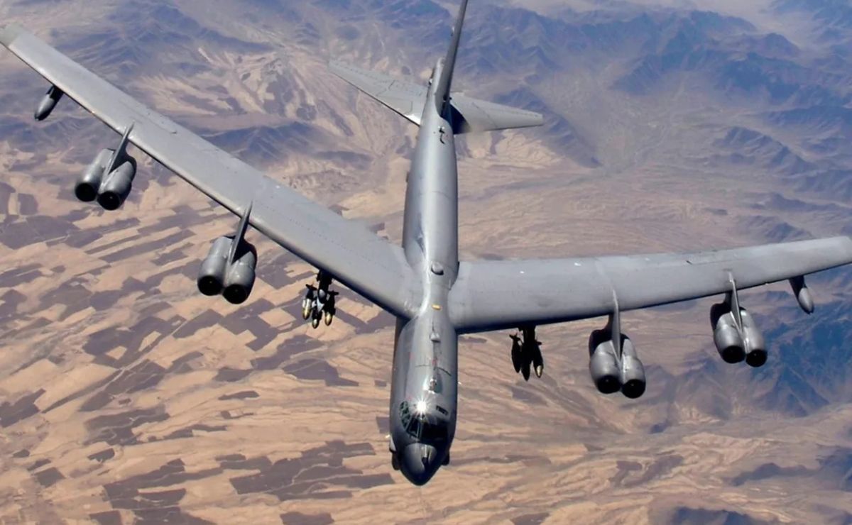 Video: Se estrella un bombardero estadounidense B-52 en California Video: Se estrella un bombardero estadounidense B-52 en California