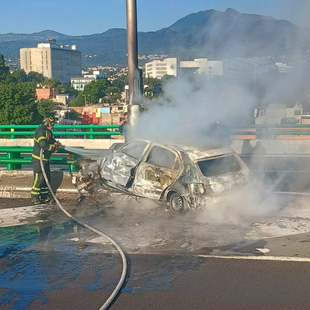 Muere conductor tras choque e incendio en el Segundo Piso del Periférico, en Tlalpan