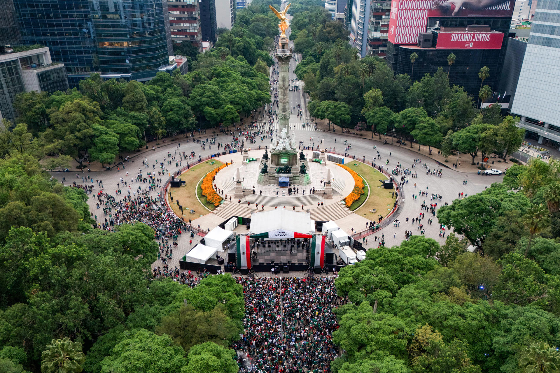 Toneladas de basura inundan Ciudad de México tras el triunfo de la selección