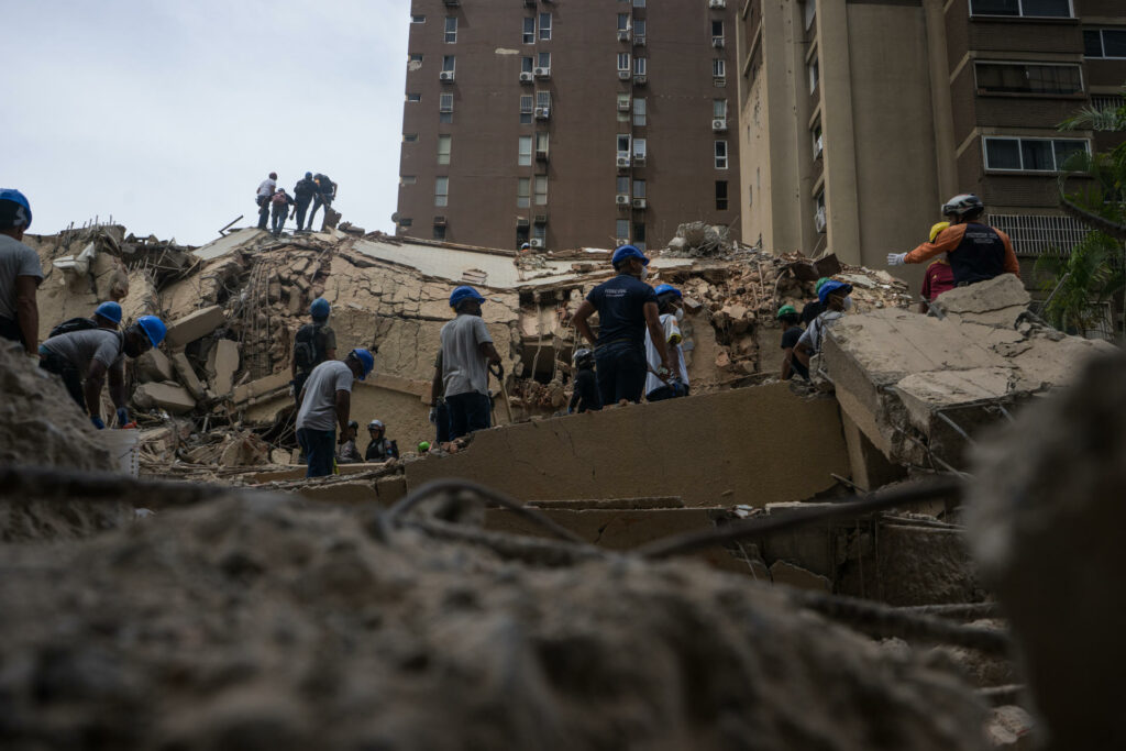 Suman 235 los fallecidos y 4 mil 300 los heridos en Venezuela tras terremotos - c83c0d4b3f26c37f54e0a7cc6b34d5823a012d0aw-1024x683