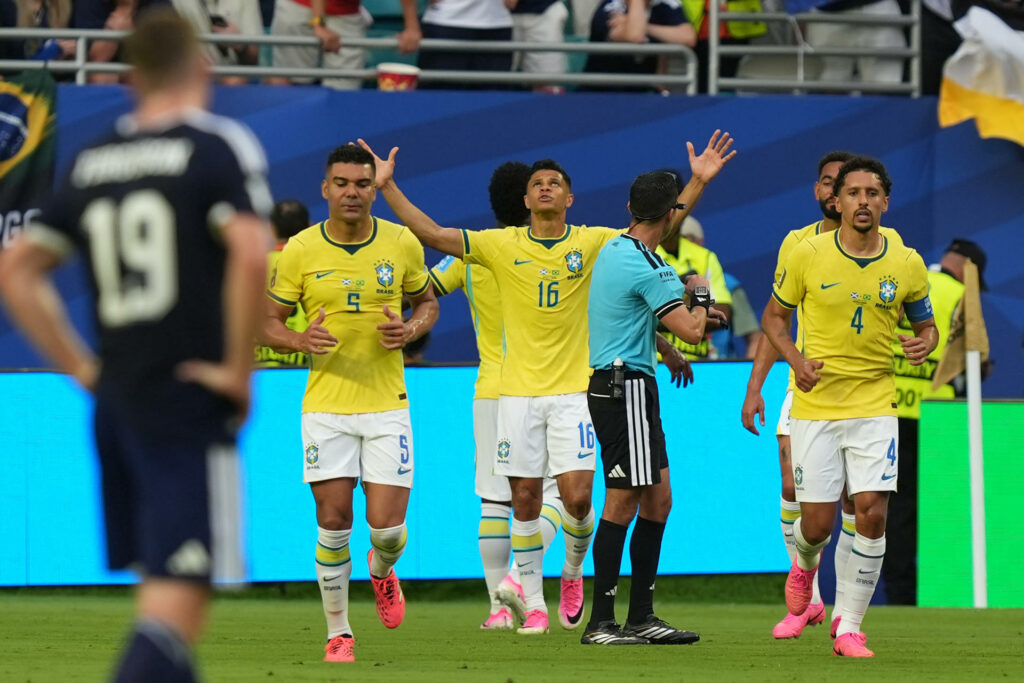 Brasil se queja ante FIFA por trabajo del árbitro mexicano César Ramos