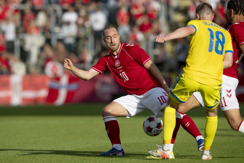 Christian Eriksen se encuentra bien tras desmayo en juego amistoso