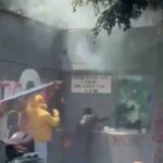 CNTE vandaliza inmediaciones de la SEP; maestros intentan dar potazo