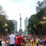 Colombianos pinta de amarillo el Ángel de la Independencia previo a su debut en el Mundial